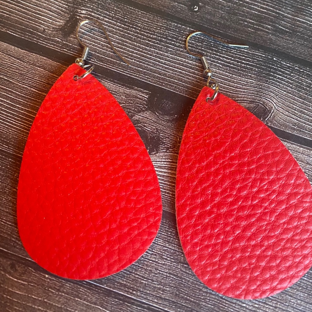 BRAND NEW TEAR DROP VALENTINE’s DAY EARRINGS
